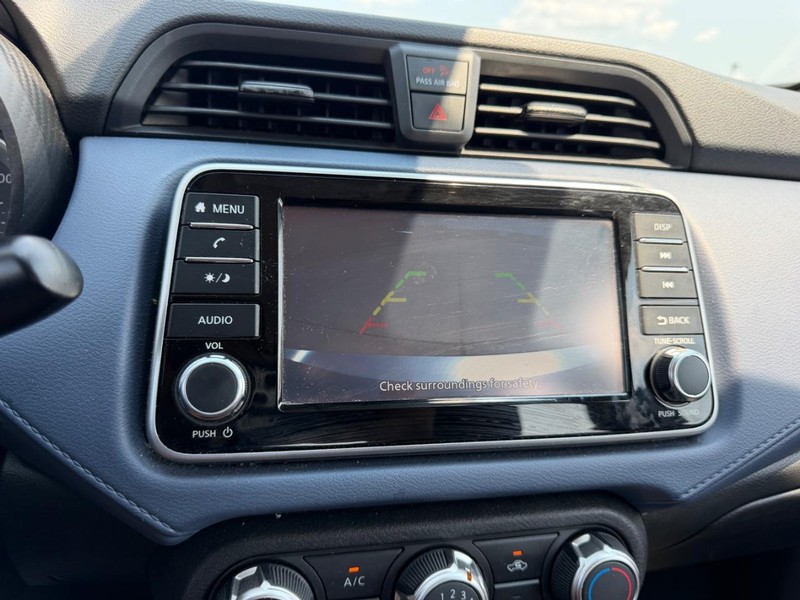 Nissan Versa Vehicle Full-screen Gallery Image 18
