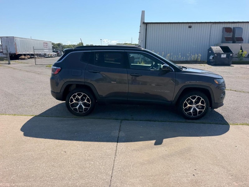 Jeep Compass Vehicle Full-screen Gallery Image 2