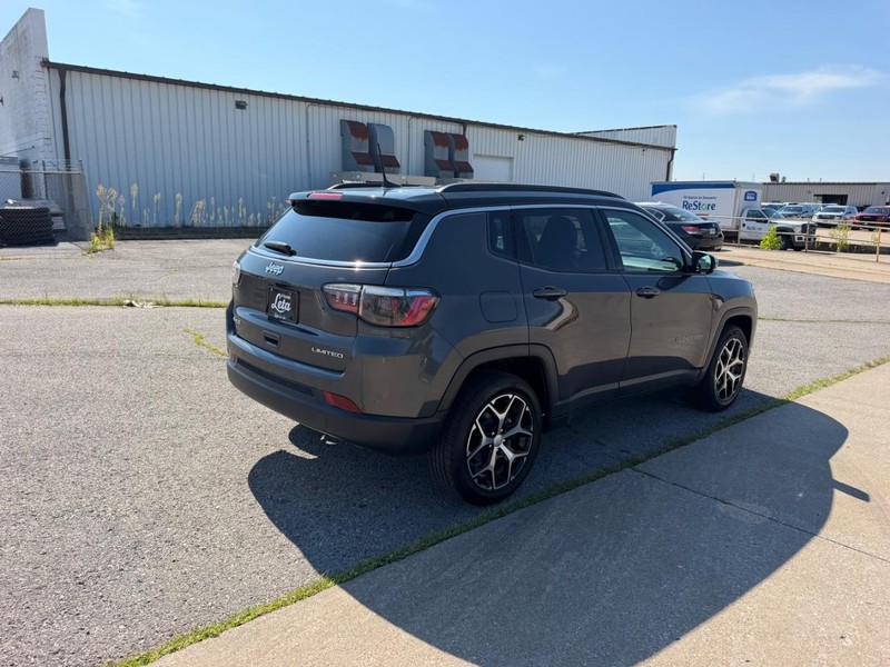 Jeep Compass Vehicle Full-screen Gallery Image 3