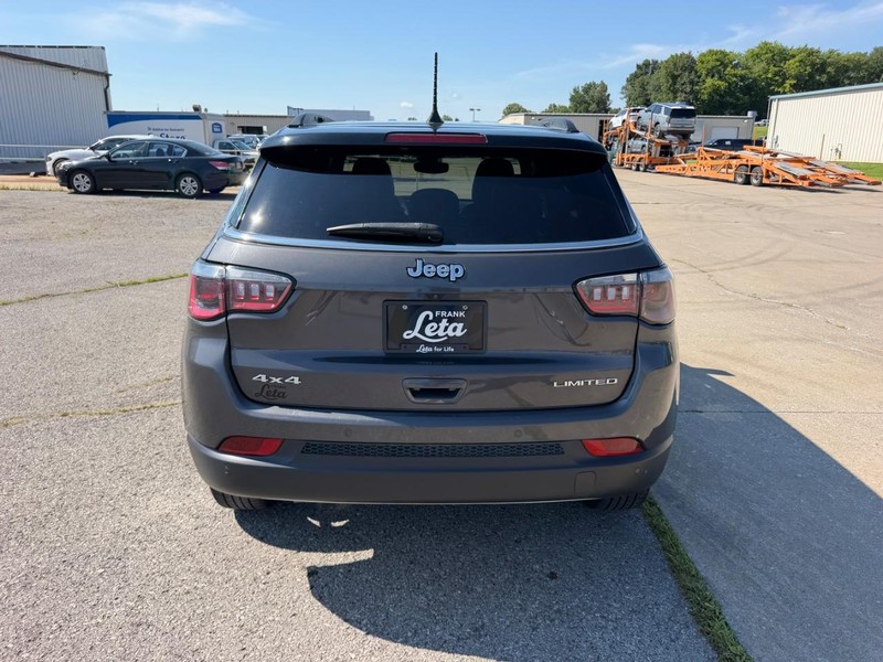Jeep Compass Vehicle Full-screen Gallery Image 4