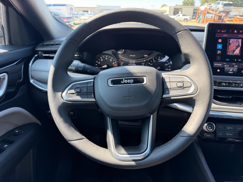 Jeep Compass Vehicle Full-screen Gallery Image 9