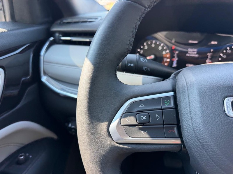Jeep Compass Vehicle Full-screen Gallery Image 10