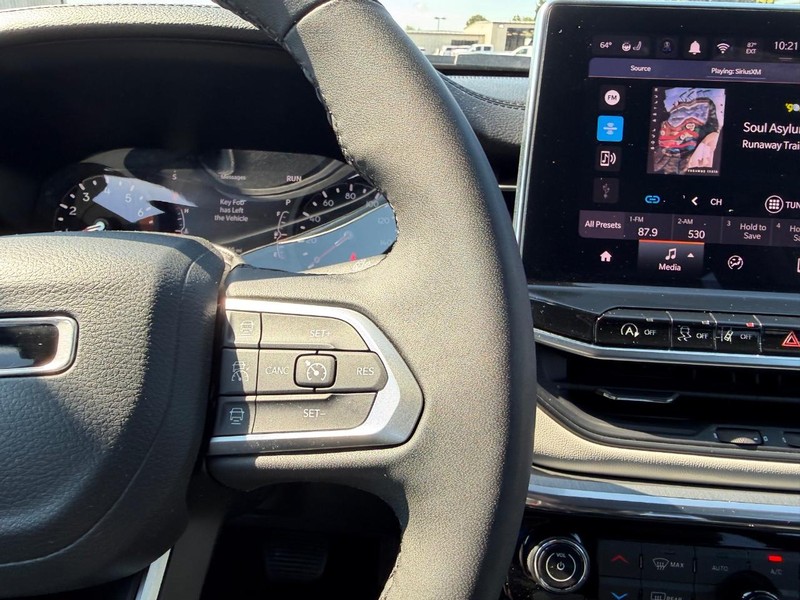 Jeep Compass Vehicle Full-screen Gallery Image 11