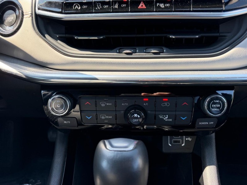 Jeep Compass Vehicle Full-screen Gallery Image 13