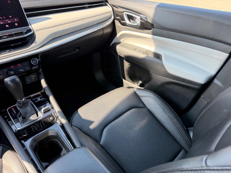Jeep Compass Vehicle Full-screen Gallery Image 15