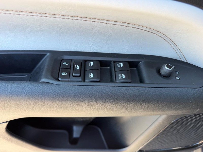 Jeep Compass Vehicle Full-screen Gallery Image 16