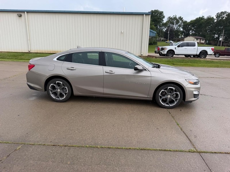 Chevrolet Malibu Vehicle Full-screen Gallery Image 2