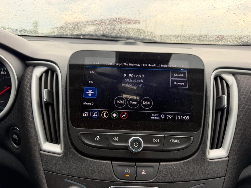 Chevrolet Malibu Vehicle Full-screen Gallery Image 12