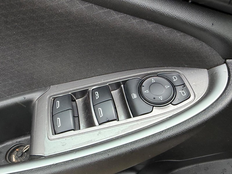 Chevrolet Malibu Vehicle Full-screen Gallery Image 16