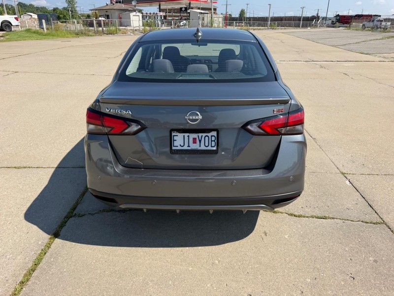 Nissan Versa Vehicle Full-screen Gallery Image 4