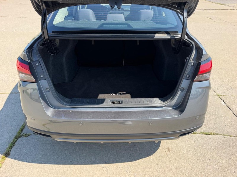 Nissan Versa Vehicle Full-screen Gallery Image 5