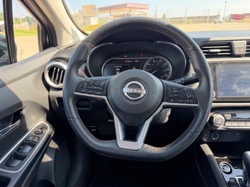 Nissan Versa Vehicle Full-screen Gallery Image 9
