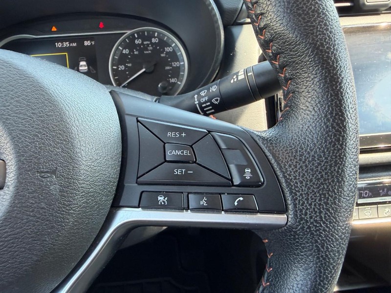Nissan Versa Vehicle Full-screen Gallery Image 11