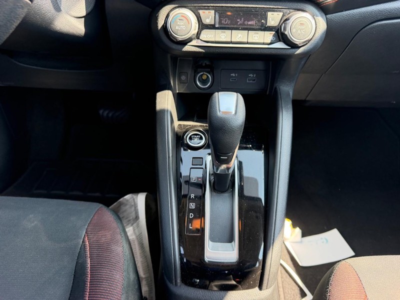 Nissan Versa Vehicle Full-screen Gallery Image 14