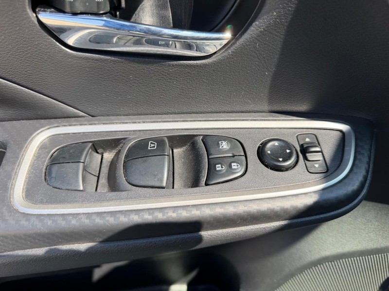 Nissan Versa Vehicle Full-screen Gallery Image 16