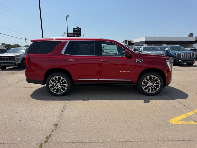 GMC Yukon Vehicle Full-screen Gallery Image 2
