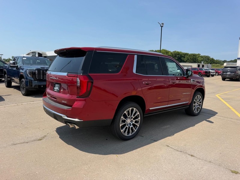 GMC Yukon Vehicle Full-screen Gallery Image 3