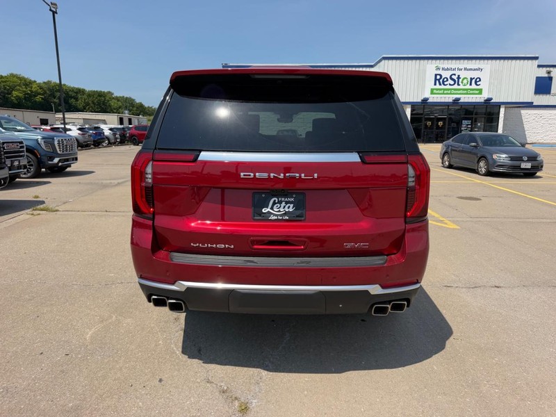 GMC Yukon Vehicle Full-screen Gallery Image 4
