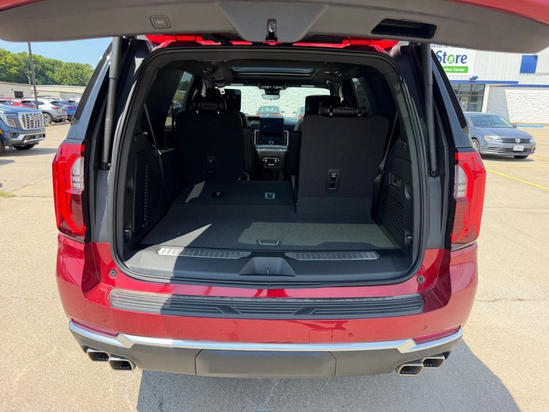 GMC Yukon Vehicle Full-screen Gallery Image 5