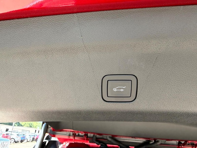 GMC Yukon Vehicle Full-screen Gallery Image 6