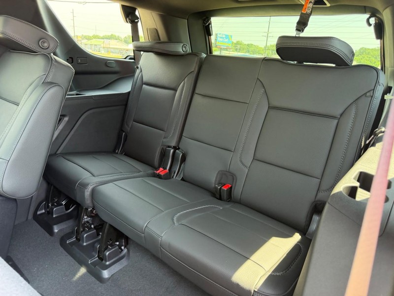 GMC Yukon Vehicle Full-screen Gallery Image 8