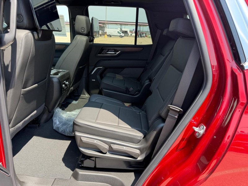 GMC Yukon Vehicle Full-screen Gallery Image 9