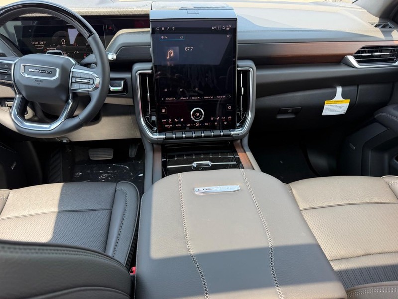 GMC Yukon Vehicle Full-screen Gallery Image 13