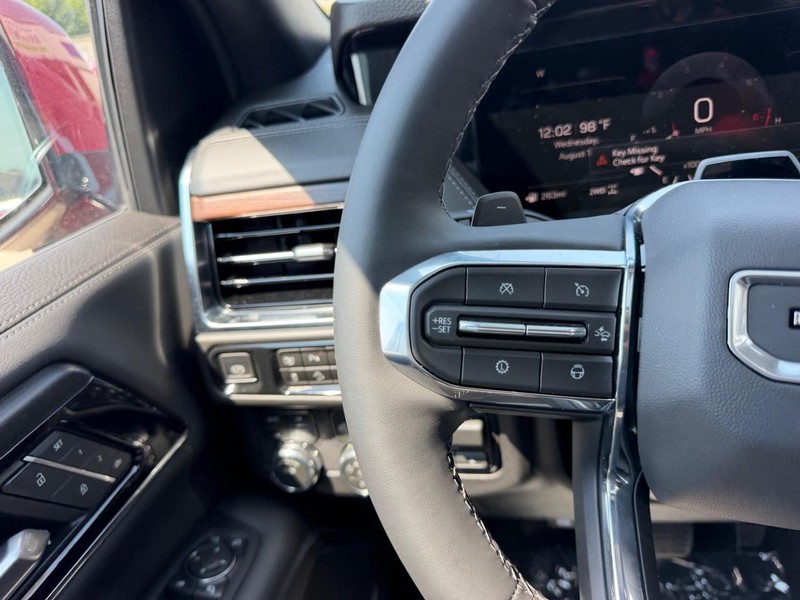 GMC Yukon Vehicle Full-screen Gallery Image 15
