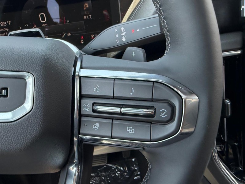 GMC Yukon Vehicle Full-screen Gallery Image 16