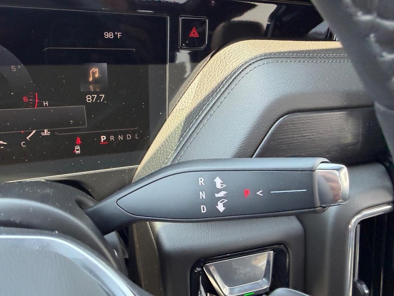 GMC Yukon Vehicle Full-screen Gallery Image 17