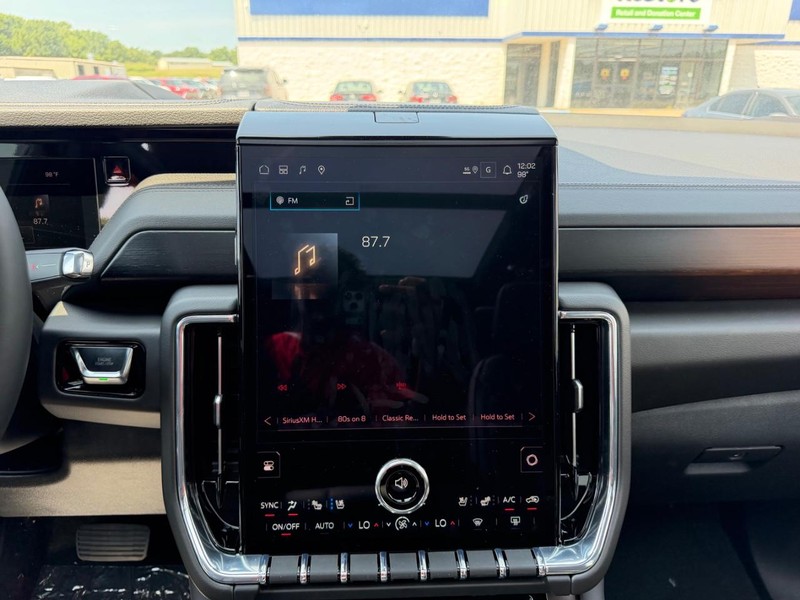 GMC Yukon Vehicle Full-screen Gallery Image 18