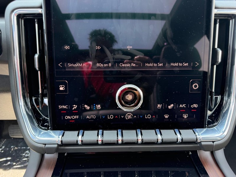 GMC Yukon Vehicle Full-screen Gallery Image 19