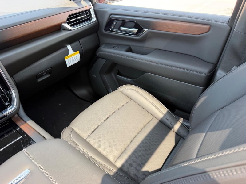 GMC Yukon Vehicle Full-screen Gallery Image 20