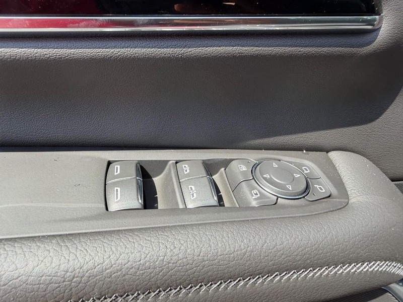 GMC Yukon Vehicle Full-screen Gallery Image 21
