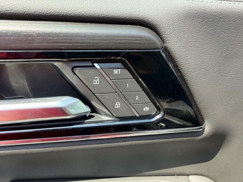 GMC Yukon Vehicle Full-screen Gallery Image 22