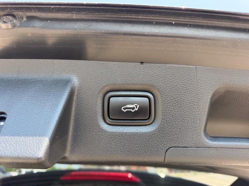 Hyundai Santa Fe Vehicle Full-screen Gallery Image 6