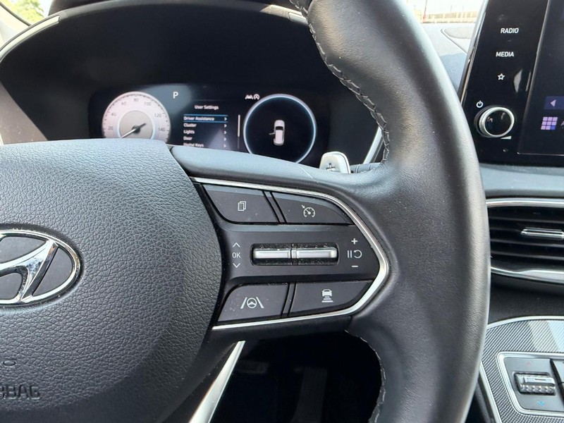 Hyundai Santa Fe Vehicle Full-screen Gallery Image 12