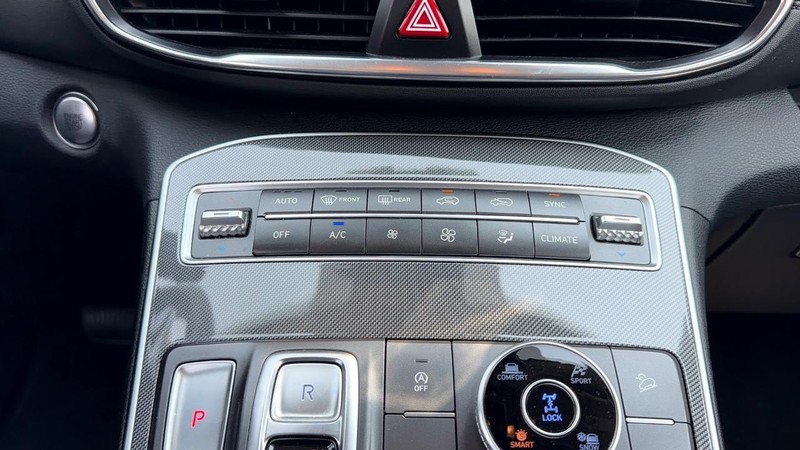 Hyundai Santa Fe Vehicle Full-screen Gallery Image 14