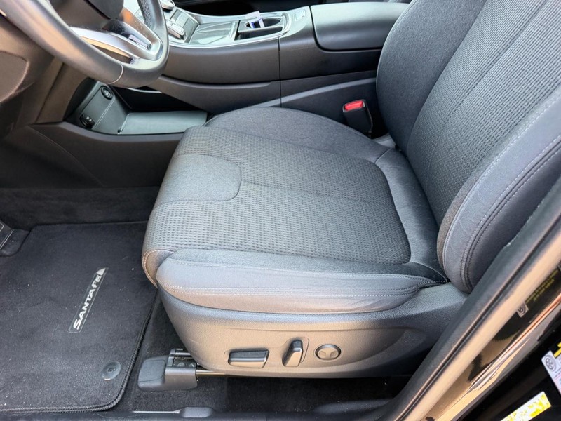 Hyundai Santa Fe Vehicle Full-screen Gallery Image 18