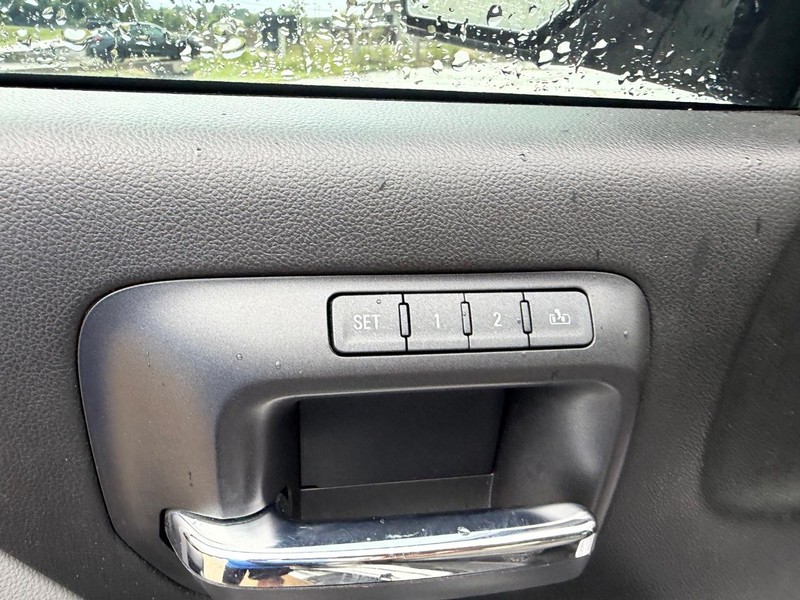 Chevrolet Silverado 1500 Vehicle Full-screen Gallery Image 16