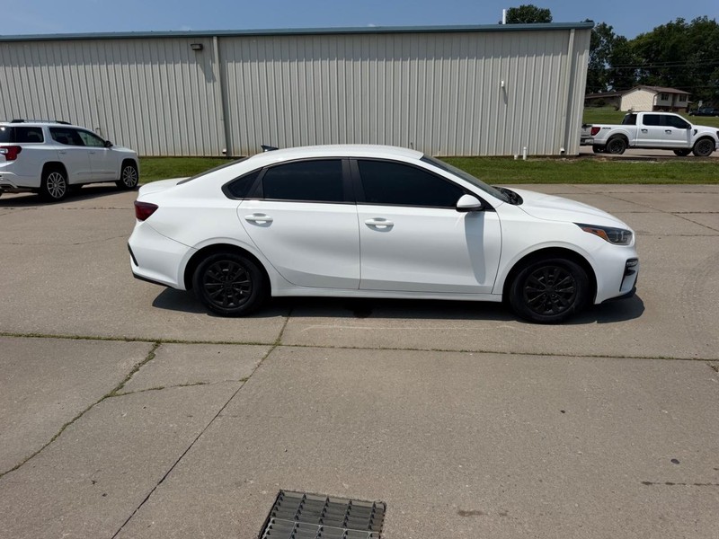 Kia Forte Vehicle Full-screen Gallery Image 2