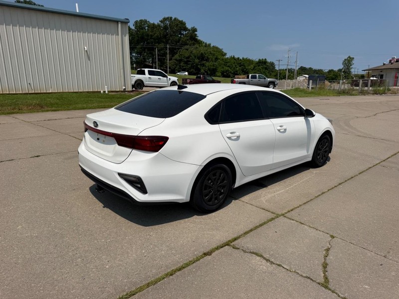 Kia Forte Vehicle Full-screen Gallery Image 3