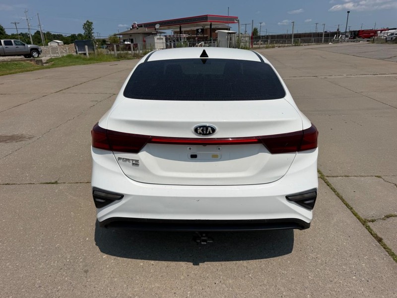Kia Forte Vehicle Full-screen Gallery Image 4