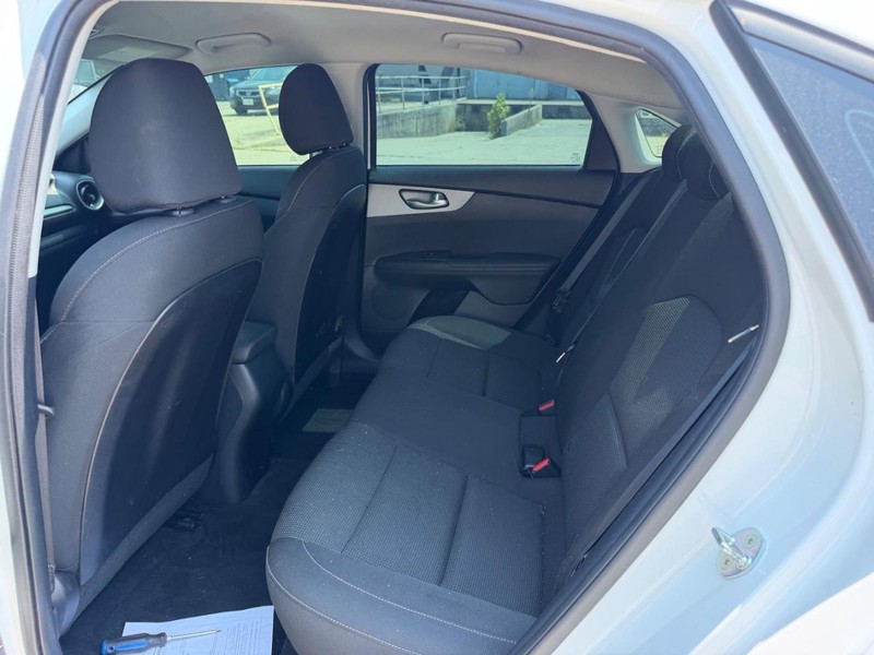 Kia Forte Vehicle Full-screen Gallery Image 6