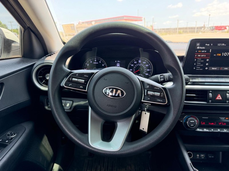 Kia Forte Vehicle Full-screen Gallery Image 8