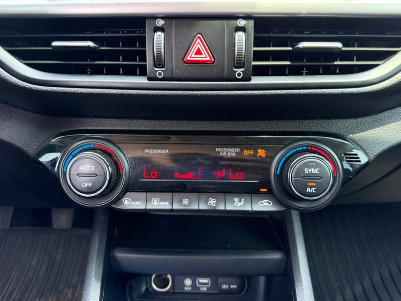 Kia Forte Vehicle Full-screen Gallery Image 12