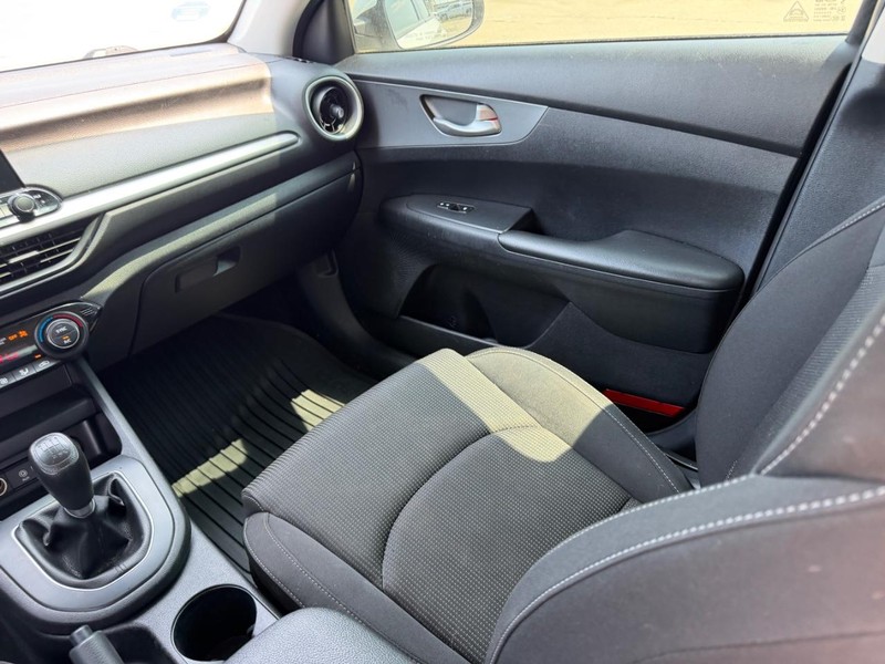 Kia Forte Vehicle Full-screen Gallery Image 14