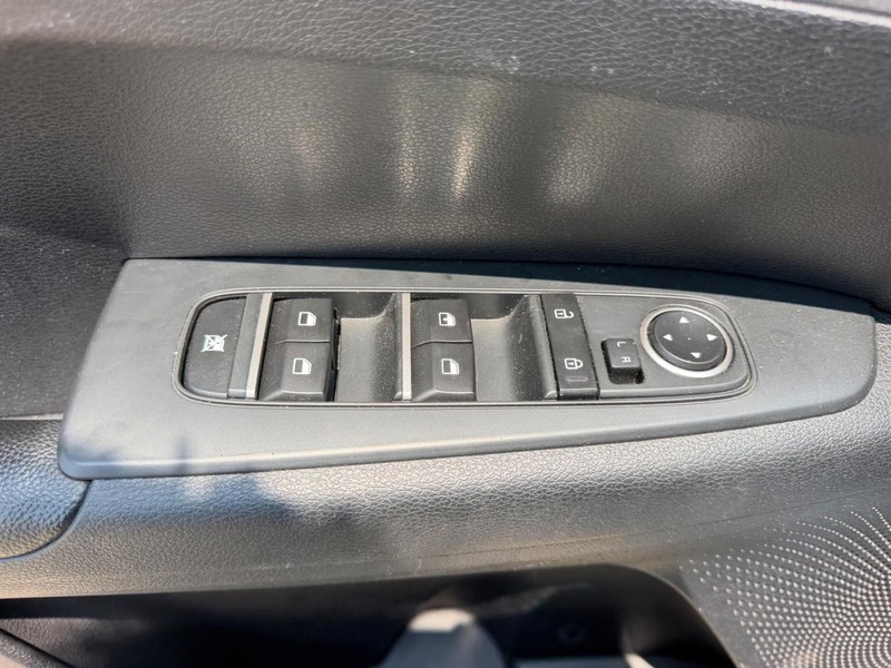 Kia Forte Vehicle Full-screen Gallery Image 15