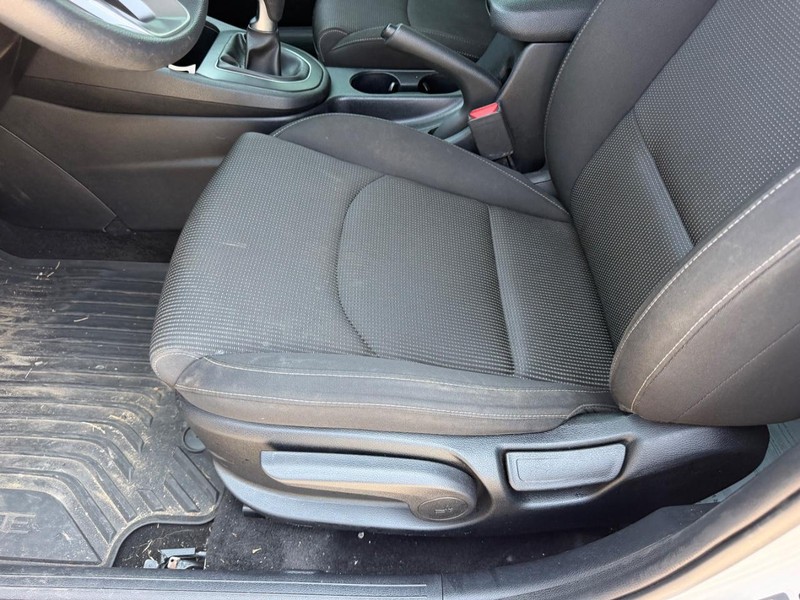 Kia Forte Vehicle Full-screen Gallery Image 16