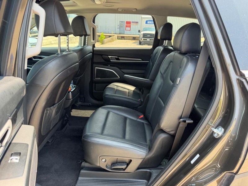 Kia Telluride Vehicle Full-screen Gallery Image 9